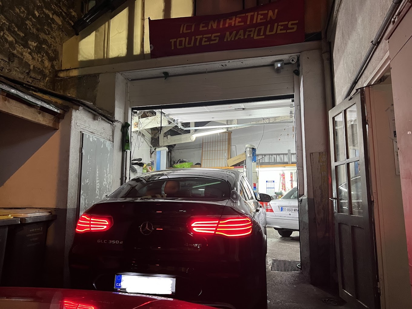 L'entrée de l'atelier MECA Services, rue du Théâtre à Paris 15e